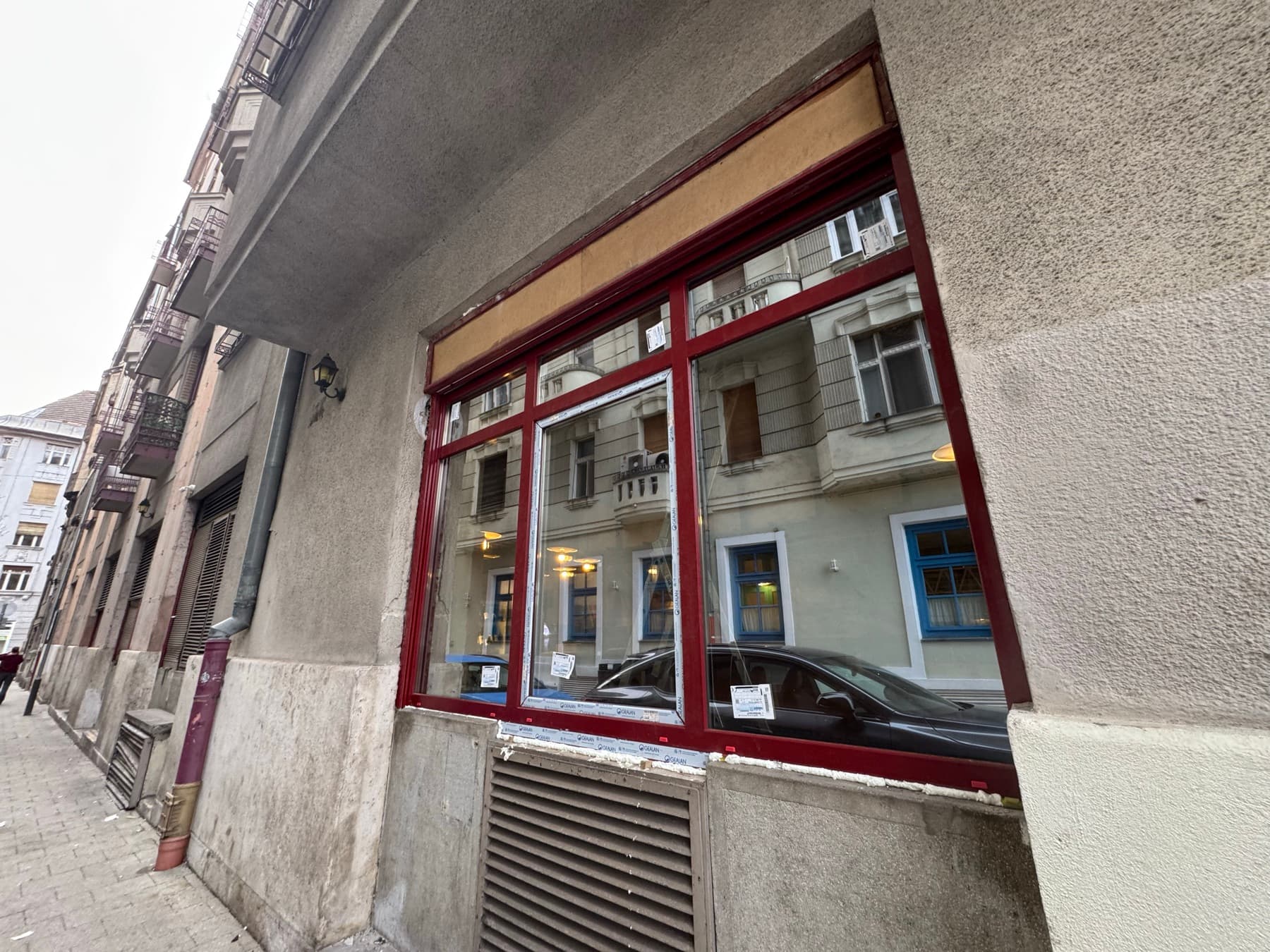 Portálablakok a saroképületen