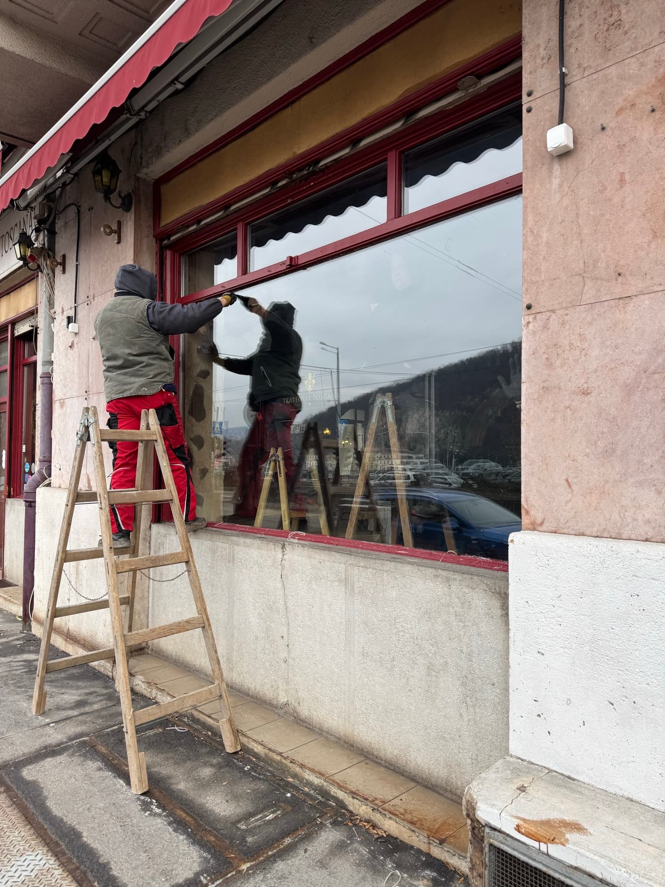 A Rekord beépítő csapata portálcsere közben, Budapest